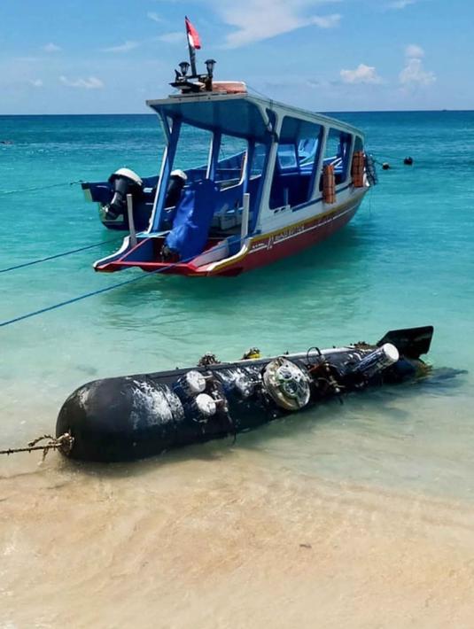 Benda tersebut diduga kuat merupakan perangkat teknologi survei bawah air (drone bawah laut/UUV), bukan senjata aktif. Tampak dalam foto yang diambil pada 6 April 2026 menunjukkan sebuah objek mirip torpedo dengan panjang 3,7 meter dan lebar 65 sentimeter, yang ditemukan oleh seorang nelayan di dekat Selat Lombok setelah terseret ke pantai di Gili Trawangan, Nusa Tenggara Barat. (Foto oleh AFP)