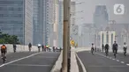 Pesepeda melintasi Jalan Layang Non Tol (JLNT) Kampung Melayu-Tanah Abang saat uji coba jalur sepeda balap atau Road Bike, Jakarta, Minggu (23/5/2021). Pemprov DKI melakukan uji coba lintasan Road Bike di JLNT Kampung Melayu-Tanah Abang mulai pukul 05.00 WIB-08.00 WIB. (merdeka.com/Iqbal S Nugroho)