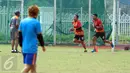 Dua penjaga gawang PBFC berlari saat latihan terbuka di lapangan atletik Stadion Pakansari, Kab Bogor, Jumat (10/3). PBFC akan melakoni laga final Piala Presiden 2017 melawan Arema FC pada Minggu (12/3). (Liputan6.com/Helmi Fithriansyah)