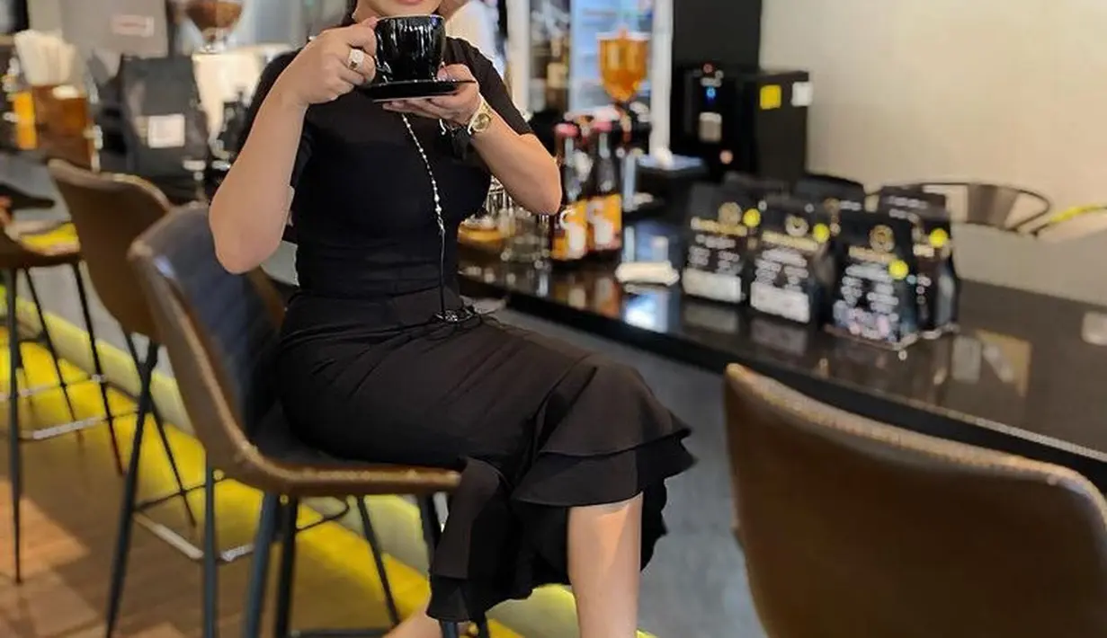 Yuni Shara tampil mengenakan midi skirt model mermaid, cukup padukan dengan atasan kaos ketat warna serasi. Serta stiletto heels nya. [@yunishara36]