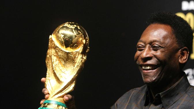 Legenda sepak bola asal Brasil, Pele, pada sebuah seremoni di Rio de Janeiro, Brasil (6/2/2010).  (EPA/Marcelo Sayao)