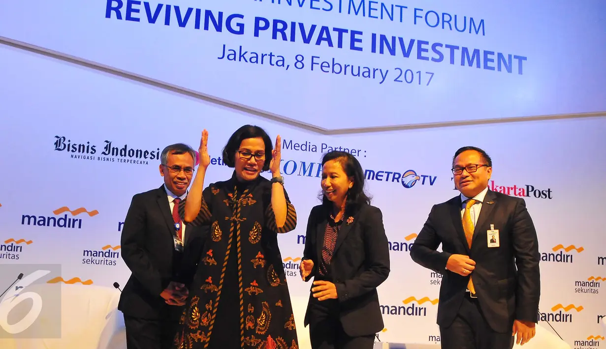 Menkeu Sri Mulyani Indrawati (kedua kiri) berbincang dengan Menteri BUMN Rini Soemarno usai membuka Mandiri Investment Forum (MIF) 2017 di Jakarta, Rabu (8/2). MIF 2017 memperkenalkan peluang investasi sektor riil di Indonesia. (Liputan6.com/Angga Yuniar)