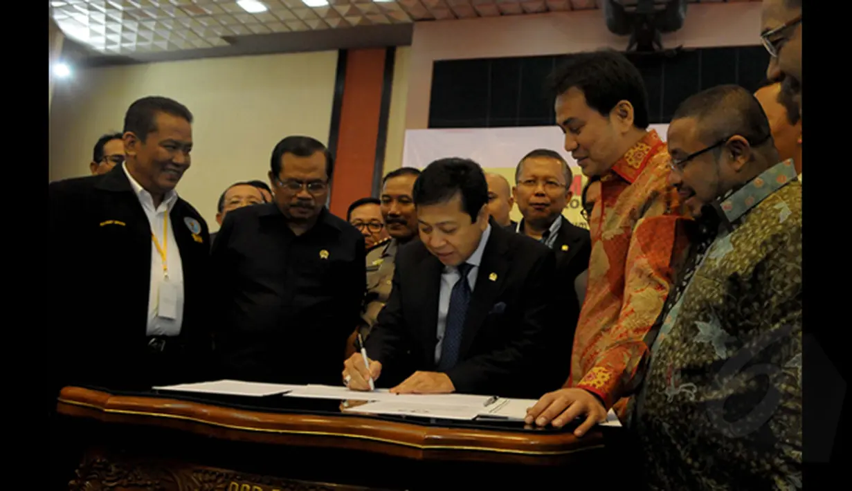 Setya Novanto Ketua DPR RI menandatangani MoU dalam pembukaan Seminar Sehari bertajuk Outlook penegakan hukum 2014 dan Upaya perbaikan kinerja di tahun 2015, di Ruang Nusantara lV DPR RI, Jakarta, (22/01). (Liputan6.com/Andrian M Tunay)