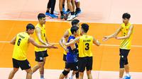 Pemain Timnas Voli Putra Vietnam saling memberikan semangat satu sama lainnya setelah dikalahkan Timnas Voli Putra Indonesia dalam pertandingan putaran kedua SEA V League 2023 yang berlangsung di Santa Rosa Sports Complex, Filipina, Jumat (28/07/2023). (Dok. avcvolley)