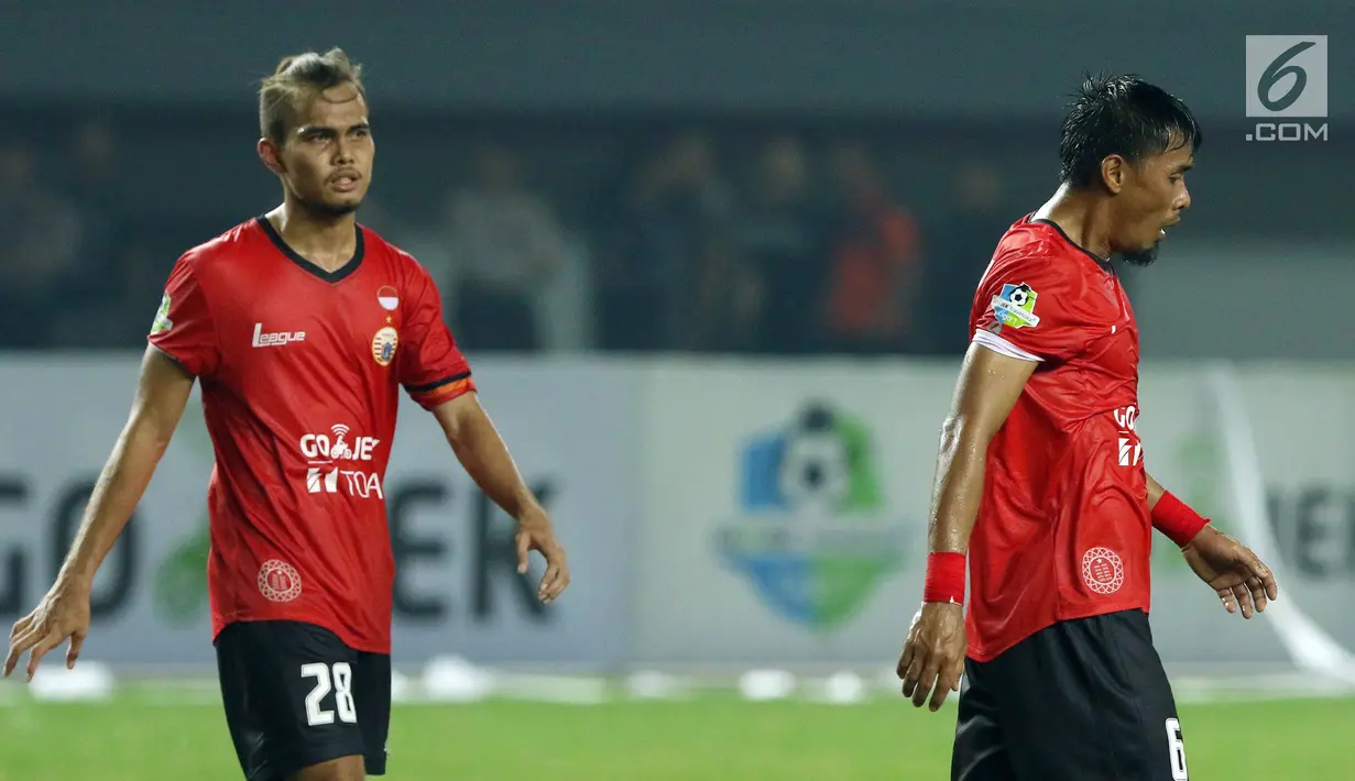 Pemain Persija, M Rezaldi Hehanusa (kiri) dan Maman Abdurrahman meninggalkan lapangan usai melawan Bali United di Stadion Patriot Candrabhaga, Minggu (21/5). Laga kedua tim berakhir imbang 0-0. (Liputan6.com/Helmi Fithriansyah)