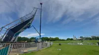 Perkembangan pembangunan papan lintasan IFSC Climbing World Cup 2025 di Peninsula Island Nusa Dua pada Senin (21/4/2025). (Bola.com/Alit Binawan)