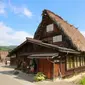 Gassho zukuri, penginapan bergaya arsitektur tradisional Jepang yang berada di area Shirakawa-go. (dok. Instagram @yuu_oki/https://www.instagram.com/yuu_oki/?hl=en/Dinny Mutiah)