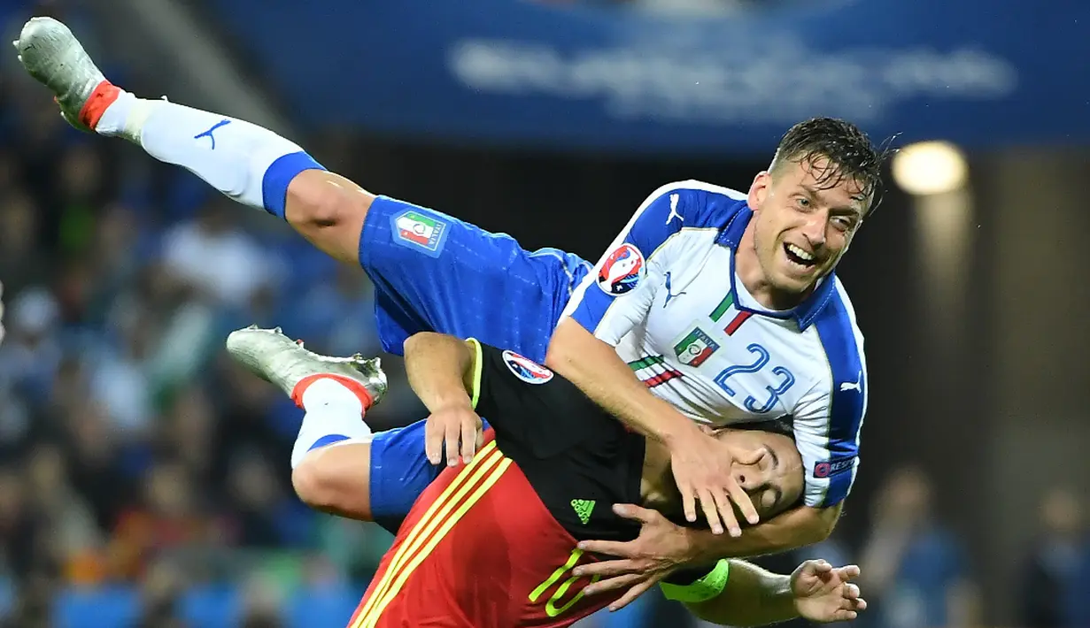 Pemain Italia, Emanuele Giaccherini, berduel dengan pemain Belgia, Eden Hazard, pada laga Grup E Piala Eropa 2016 di Stade de Lyon, Lyon, Selasa (14/6/2016) dini hari WIB. (AFP/Emmanuel Dunand))