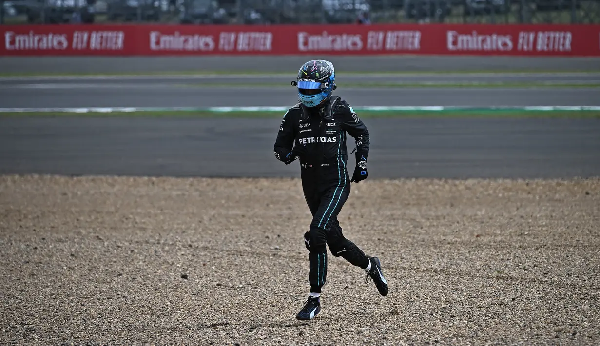 George Russell lantas bergegas berlari melintasi gravel menuju mobil Zhou Guanyu. (AFP/Ben Stansall)