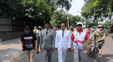 Peserta berkostum mirip Soekarno-Hatta tampak dalam pawai dalam rangka   memperingati HUT Kemerdekaan RI ke-69 (Liputan6.com/Herman Zakharia)