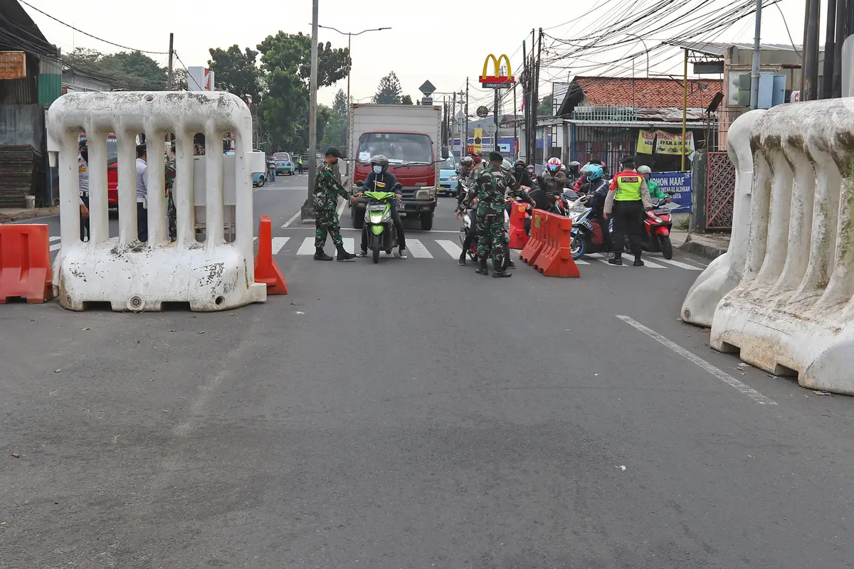 Suasana Pos Penyekatan Saat PKKM Level 4 di Jalan Raya Bogor