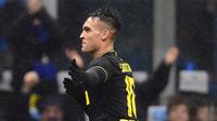 Striker Inter Milan, Lautaro Martinez, merayakan gol yang dicetaknya ke gawang SPAL pada laga Serie A Italia di Stadion San Siro, Millan, Minggu (1/12). Inter menang 2-1 atas SPAL. (AFP/Miguel Medina)