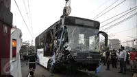 Sebuah kecelakaan terjadi antara bus transjakarta dengan Kereta Senja Utama Solo di perlintasan Gunung Sahari, Jakarta, Kamis (19/5). (Liputan6.com/Faizal Fanani)