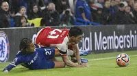 Pemain Arsenal, Gabriel Martinelli, berusaha melepaskan diri dari penjagaan pemain Chelsea, Malo Gusto, pada lanjutan Liga Inggris, Sabtu (21/10/2023). Chelsea sempat unggul 2-0. (AFP/Justin Tallis)
