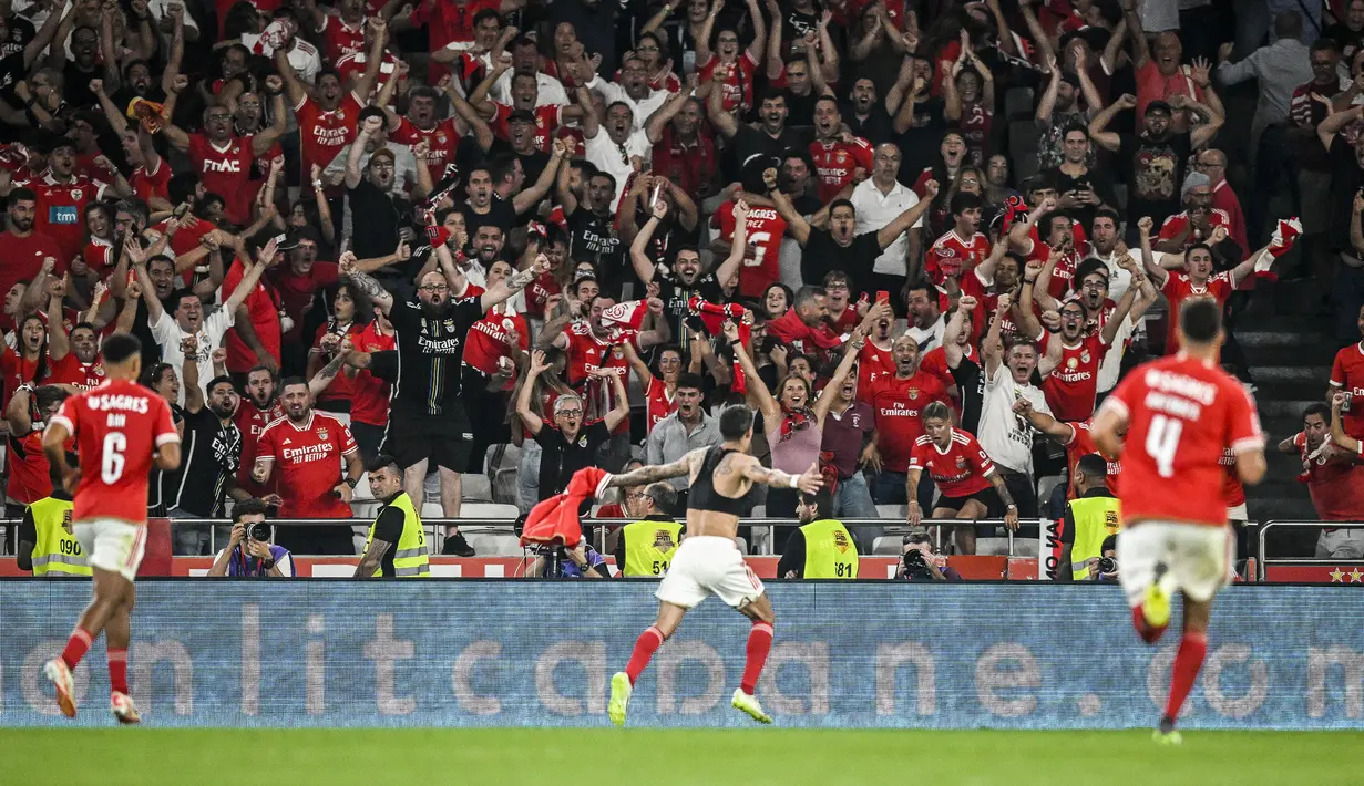 Pemain Benfica, Angel Di Maria berlari ke arah penonton saat merayakan gol pada laga lanjutan Liga Portugal 2023/2024 melawan Porto di Luz stadium, Lisbon, Portugal, Minggu (30/09/2023). Di Maria berhasil mencetak gol pada menit ke-68. (AFP/Patricia De Melo Moreira)