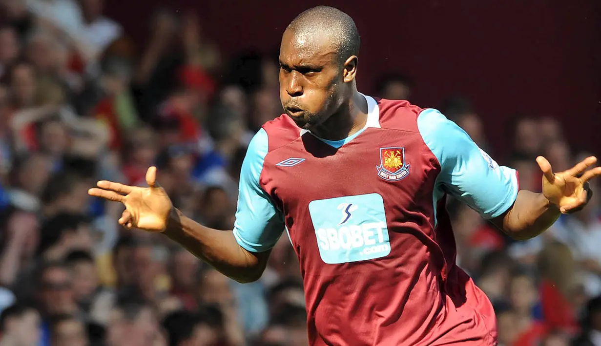 Striker West Ham, Carlton Cole, merayakan gol yang dicetaknya ke gawang Middlesborough. Bomber asal inggris tersebut kini akan memulai petualangan baru dengan bergabung bersama klub raksasa Indonesia, Persib Bandung. (EPA/Gerry Penny)