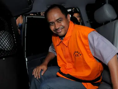 Mantan Walikota Tegal Ikmal Jaya saat memenuhi panggilan KPK. Tampak Ikmal keluar dari mobil yang mengantarnya, Jakarta, Selasa (17/2/2015). (Liputan6.com/Faisal R Syam)
