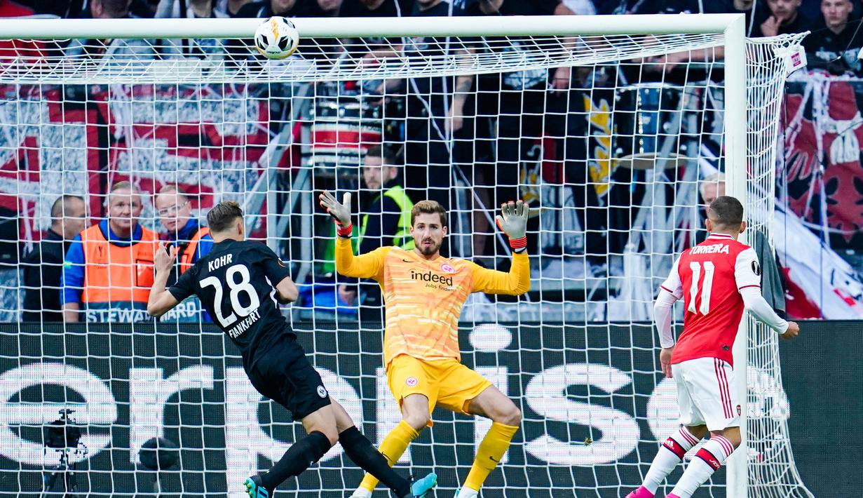 Gelandang Arsenal, Lucas Torreira, berusaha membobol gawang Eintracht Frankfurt pada laga Europa League di Frankfurt, Kamis (19/9). Frankfurt kalah 0-3 dari Arsenal. (AFP/Uwe Anspach)