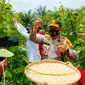 Kapolda Riau Irjen Pol Agung Imam Setya Effendi memanen kacang panjang di lahan Jaga Kampung di Rokan Hilir. (Liputan6.com/M Syukur)