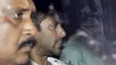 Bintang Bollywood, Salman Khan (kanan) duduk di dalam mobil saat meninggalkan pengadilan di Mumbai, India, Rabu (6/5/2015). Salman dijatuhi hukuman lima tahun penjara karena terbukti bersalah dalam kasus tabrak lari pada 2002.(REUTERS/Shailesh Andrade)