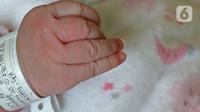 Seorang bayi lahir di tanggal cantik '20-02-2020' di RSUD Pasar Minggu, Jakarta, Kamis (20/2/2020). Bayi perempuan dari pasangan Regina (43) dan Andre (47) bernama Glowy Lidwina lahir secara sesar dengan panjang 50 centimeter dan berat 3,75 kilogram. (Liputan6.com/Herman Zakharia)