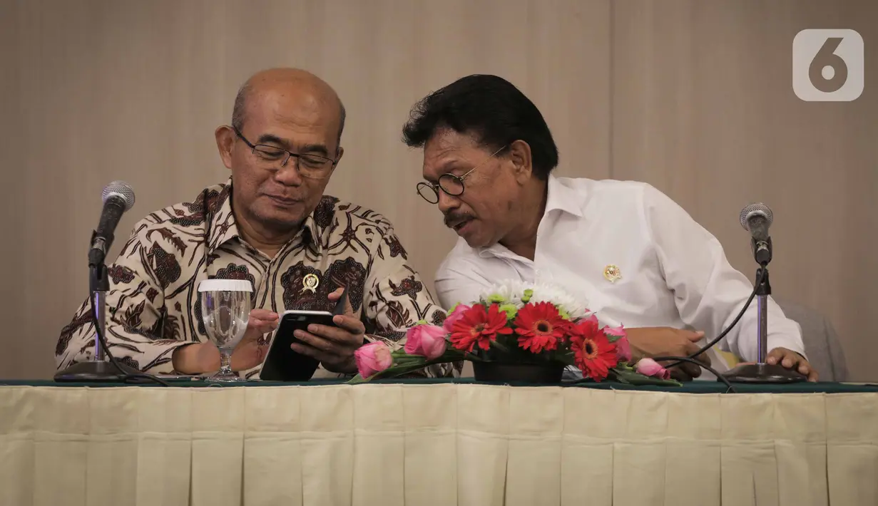 Menkominfo Johnny G Plate (kanan) berbincang bersama Menko PMK Muhadjir Effendi saat menghadiri acara forum pimred di Jakarta, Selasa (3/3/2020). Acara tersebut membahas mengenai permasalahan aktual yang terjadi di Indonesia salah satunya terkait virus corona (COVID-19). (Liputan6.com/Faizal Fanani)