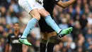 Duel pemain Manchester City, Aymeric Laporte (kiri) dengan pemain Swansea City, Jordan Ayew pada lanjutan Premier League di Etihad Stadium, Manchester, (22/4/2018). Manchester City menang 5-1. (AFP/Paul Ellis)