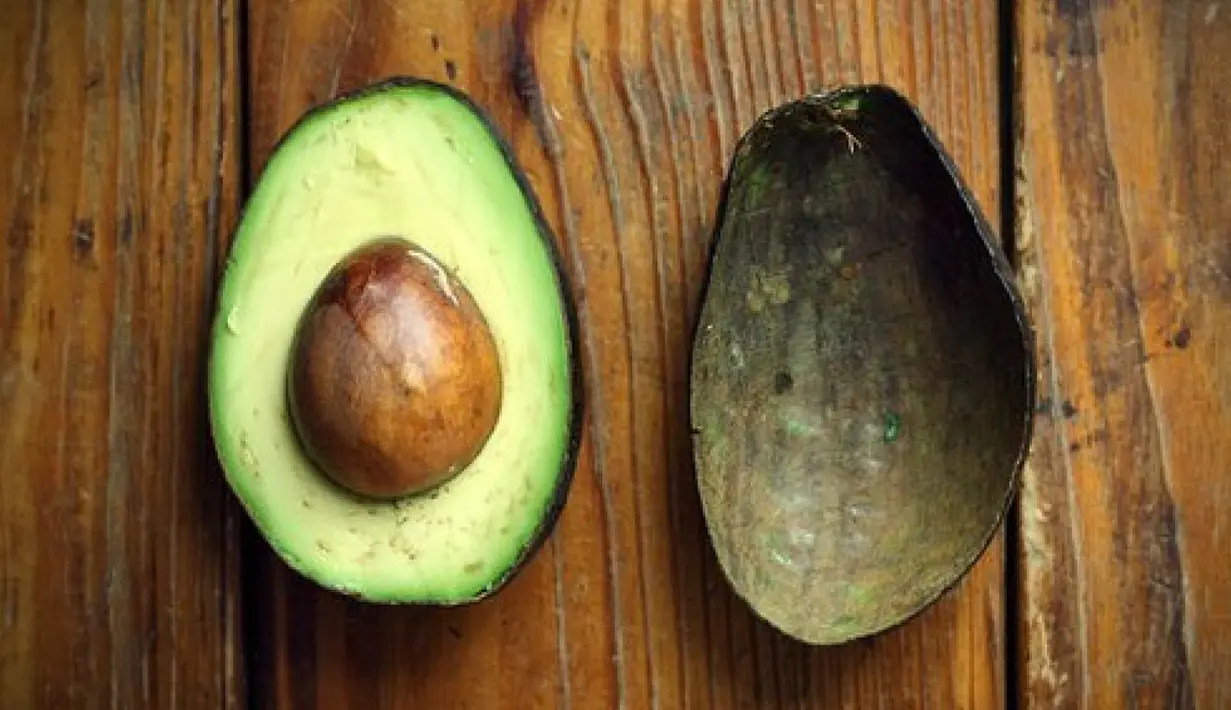 Alpukat kaya akan vitamin E dan antioksidan, yang tidak hanya melindungi kulit dan tubuh tetapi juga membantu regenerasi sel-sel kulit mati. Buah ini juga membantu kulit dan membuat Anda terlihat awet muda. (huffingtonpost.com)