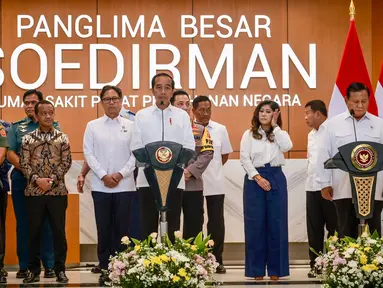 Presiden Republik Indonesia, Joko Widodo (tengah) didampingi Menteri Pertahanan Prabowo Subianto (kanan) memberi sambutan saat peresmian Rumah Sakit Pusat Pertahanan Nasional (RSPPN) di Jakarta pada Senin (19/2/2024). (BAY ISMOYO/AFP)