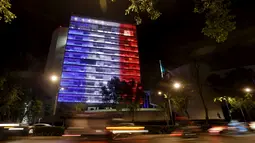Gedung senat Meksiko memancarkan lampu dengan warna bendera Prancis yaitu warna biru, putih dan merah di kota meksiko, (14/11). Aksi ini sebagai ungkapan belasungkawa menyusul serangan teror di Perancis. (REUTERS/Tomas Bravo)