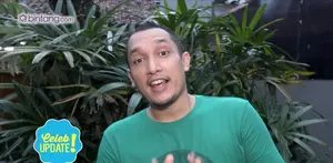 Giovanni L Tobing menantang Citra Kirana dan crew sinetron Orang-Orang Kampung Duku untuk berbahasa Jawa.