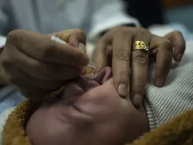 Anak-anak Palestina menerima vaksin pentavalen di Rafah, Jalur Gaza, Selasa, 2 Januari 2024. (AP Photo/Fatima Shbair)