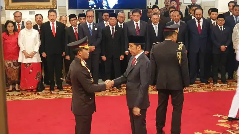 Presiden Joko Widodo melantik Idham Azis sebagai Kapolri.