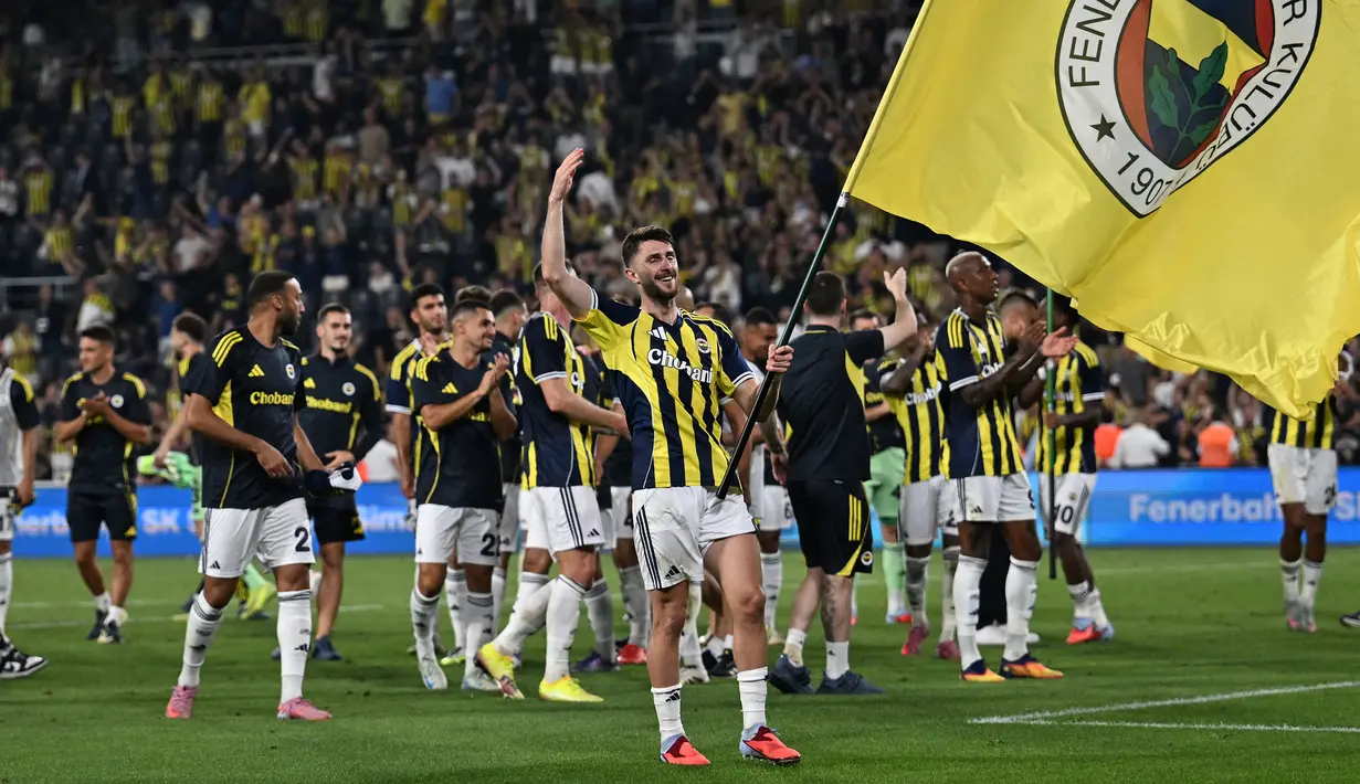 Para pemain Fenerbahce merayakan kemenangan atas Feyenoord pada laga leg kedua putaran ketiga kualifikasi Liga Champions 2025/2026 di Fenerbahçe Sükrü Saracoglu Sport Complex, Istanbul, Turki, Selasa (12/08/2025) waktu setempat. (AFP/Ozan Kose)