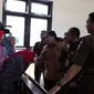 Puluhan pengikut setia Padepokan Dimas Kanjeng Taat Pribadi, turut memenuhi ruang sidang vonis terkait kasus penipuan uang sebesar Rp 800 juta di PN Kraksaan, Probolinggo, Jawa Timur. (Liputan6.com/Dian Kurniawan)