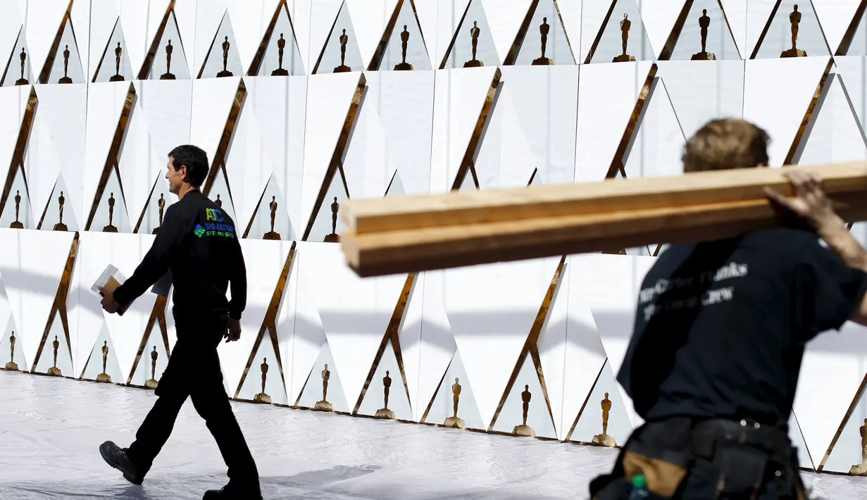 Pekerja saat mengatur area kedatangan di luar Teater Dolby selama persiapan untuk 88 Academy Awards di Hollywood, California (24/2). Piala Oscar akan digelar pada 28 Februari 2016. (REUTERS/Mike Blake)