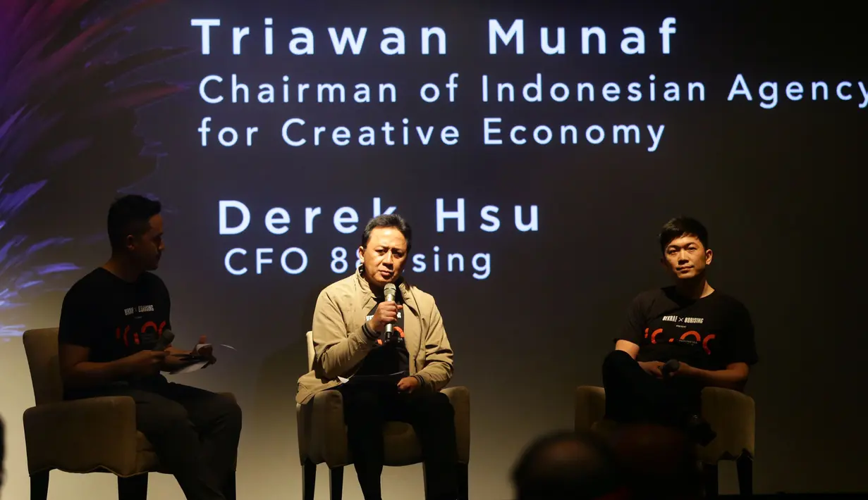 Kepala BEKRAF Triawan Munaf (tengah) seusai penandatangan kerjasama antara Badan Ekonomi Kreatif (Bekraf) dan 88 Rising di Jakarta, Rabu (24/4/2019). Proses pencarian itu dimulai sejak tanggal 23 April hingga 23 Juni 2019 mendatang. (Liputan6.com/HO/Randy)