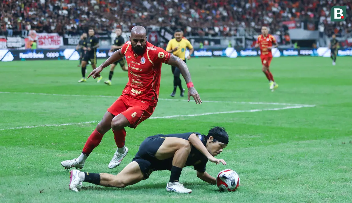 Pemain Persija Jakarta, Thales Lira, berebut bola dengan pemain Borneo FC Samarinda, Kei Hirose, dalam laga pekan ke-24 BRI Super League di Jakarta International Stadium (JIS), Selasa (3/3/2026). (Bola.com/M Iqbal Ichsan)