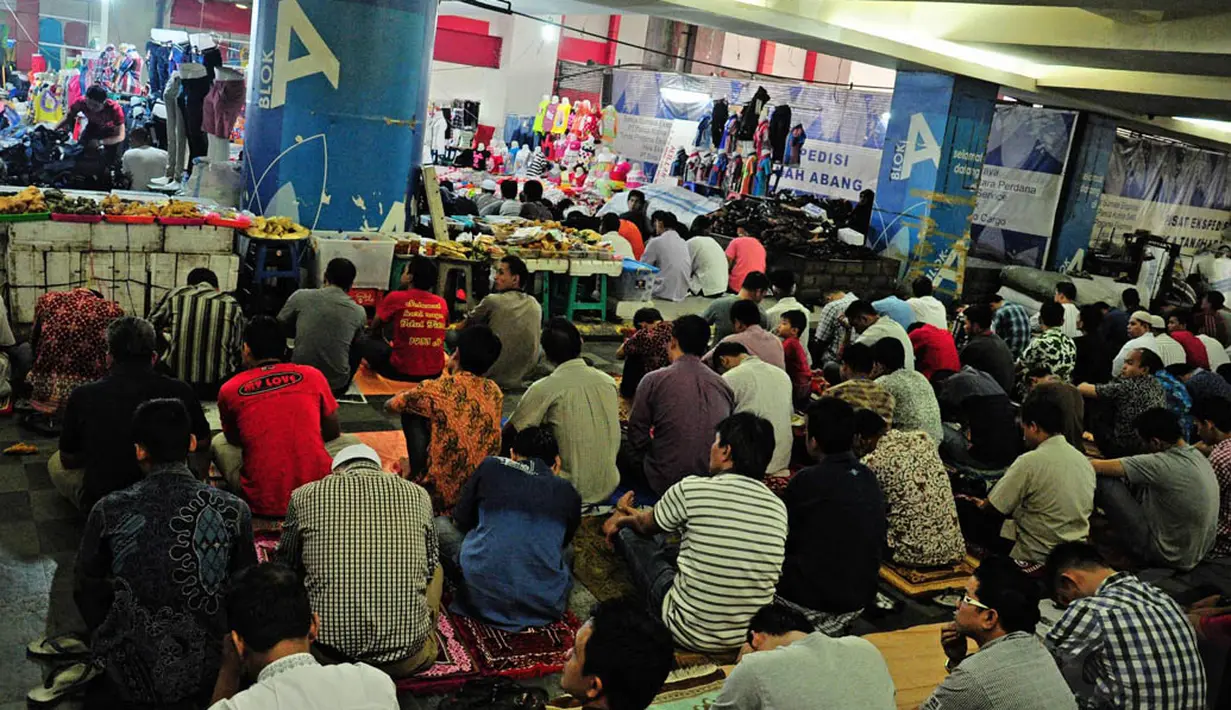 Fasilitas tempat ibadah yang ada tidak sebanding dengan jumlah pengunjung dan pedagang pasar Tanah Abang, menyebabkan jamaah terpaksa melaksanakan ibadah salat Jumat di selasar pertokoan, Jumat (18/7/14). (Liputan6.com/Faizal Fanani)