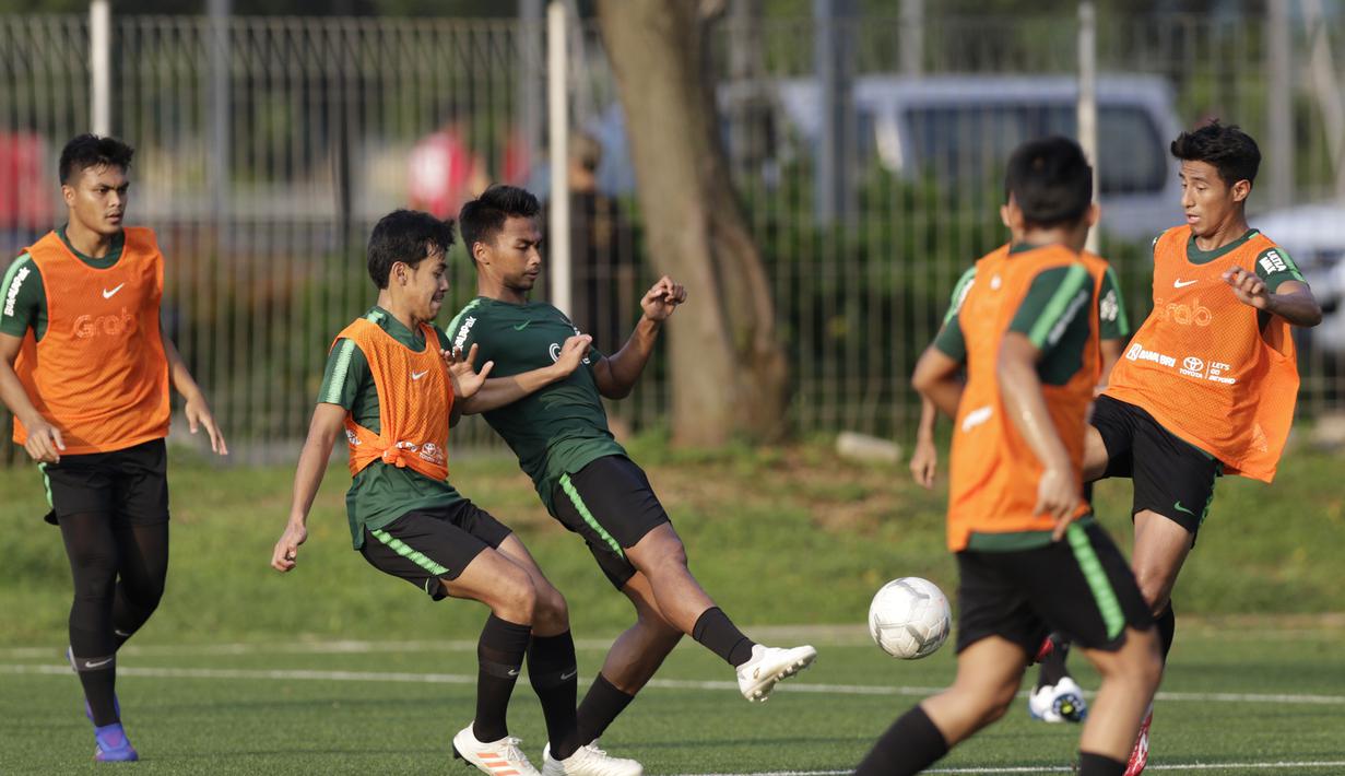 Pemain Timnas Indonesia U-22, Bagas Adi, menendang bola saat latihan di Lapangan ABC Senayan, Jakarta, Kamis (14/2). Latihan ini merupakan persiapan terakhir jelang Piala AFF U-22 2019 di Kamboja. (Bola.com/M. Iqbal Ichsan)