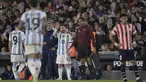 Pemain Timnas Argentina, Lionel Messi (tengah), memberikan instruksi ke Nicolas Otamendi (dua kiri) untuk tetap memakai ban kapten saat pertandingan Kualifikasi Piala Dunia 2026 zona CONMEBOL melawan Paraguay di Stadion Mas Monumental, Jumat (13/10/2023) pagi WIB. (AFP/Juan Mabromata)