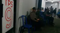 Petugas berjaga di TPS 9 Bunulrejo, Kota Malang, yang menggelar pemungutan suara ulang pada Kamis, 25 April 2019 ini (Liputan6.com/Zainul Arifin)