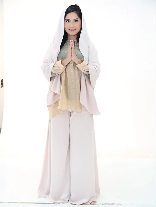 "Bisakah kamu memiliki komitmen untuk tetap memperhatikan istri dan terutama anak kamu. Beliau mengatakan, saya akan usahakan semampu saya tentu dengan bantuan kamu," lanjut ibu satu anak itu. (Bambang E. Ros/Bintang.com)