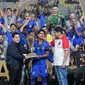 Kapten tim Arema FC, Ahmad Alfarizi, menerima trofi juara Piala Presiden 2024 dari Ketua Umum PSSI, Erick Thohir, disaksikan oleh Ketua Steering Committee (SC) Piala Presiden, Maruarar Sirait, di depan pemain-pemain Singo Edan yang siap berselebrasi di Stadion Manahan Solo, Minggu (4/8/2024). (Bola.com/Bagaskara Lazuardi)