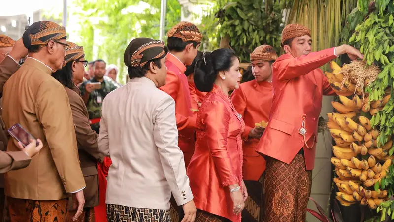 [Bintang] Jokowi Pasang Bleketepe