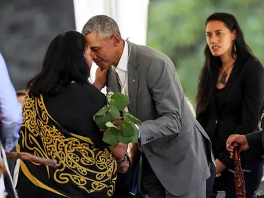 Mantan Presiden AS, Barack Obama melakukan tradisi hongi atau adu hidung saat upacara penyambutan di Government House, Auckland, Selandia Baru, Kamis (22/3). Obama berada di Selandia Baru selama tiga hari. (Simon Watts/Dept of Internal Affairs via AP)