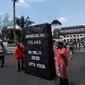 Sekitar 300 massa serikat buruh se-Jawa Barat memperingati May Day atau Hari Buruh Internasional dengan menggelar aksi di depan Gedung Sate, Kota Bandung, Sabtu (1/5/2021). (Liputan6.com/Huyogo Simbolon)