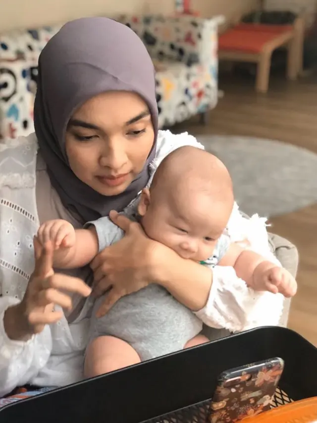 6 Potret Tika Bravani Momong Buah Hati, Penuh Kehangatan