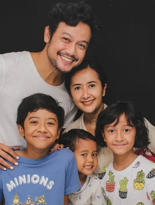 Aktor keren satu ini ternyata sudah bekeluarga ya. Dwi Sasono sudah menikah dari tahun 2007 dan dikaruniai 3 orang anak. (Liputan6.com/dwisasono)
