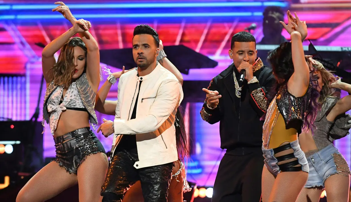 Penampilan Luis Fonsi dan Daddy Yankee ditemani penari wanita seksi membawakan Despacito di panggung Grammy Awards 2018 di New York, Minggu (28/1). Lagu Despacito memang sangat diantisipasi dalam ajang musik bergengsi di Amerika itu (Timothy A. CLARY/AFP)